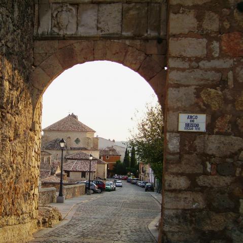 Entrada al casco antiguo de Cuenca a través del Arco del Bezudo