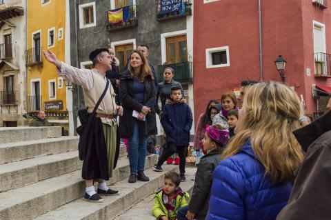 Visita Teatralizada de Cuenca Guiada en las Escaleras de la Catedral