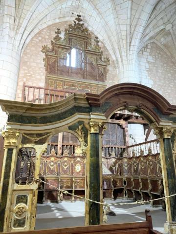 Vista del coro y de la caja del organo de Santa María