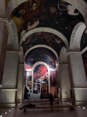 Vista de las pinturas murales de Jesús Mateo desde los píes de la iglesia de San Juan Bautista
