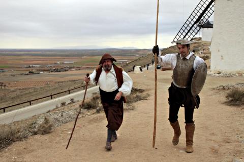 Paseo entre molinos.Quijote y Sancho conducen a los escolares de molino en molino y comparten con ellos sus aventuras. Precio sólo paseo 170€. Precio con visita al interior de un molino 240€ 