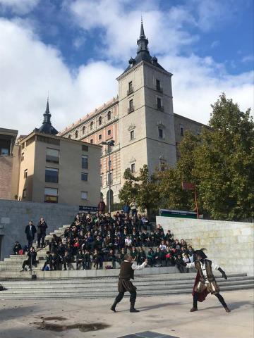 Actuación teatral en Toledo durante visita guiada