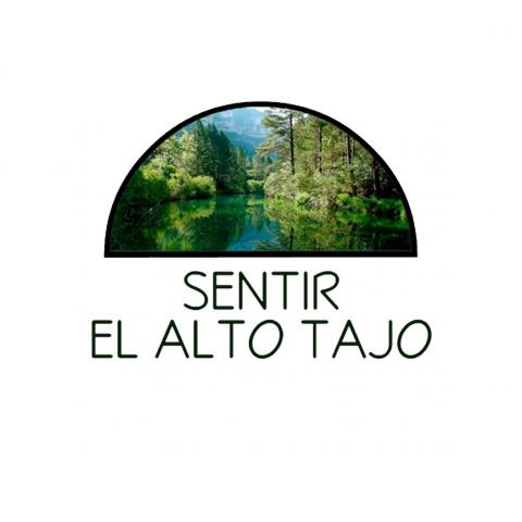 Logotipo . Media circunferencia enmarcando una imagen del río Tajo con su cañón al fondo y de marco la vegetación de ribera y el paisaje reflejado en el agua, debajo el teto SENTIR EL ALTO TAJO