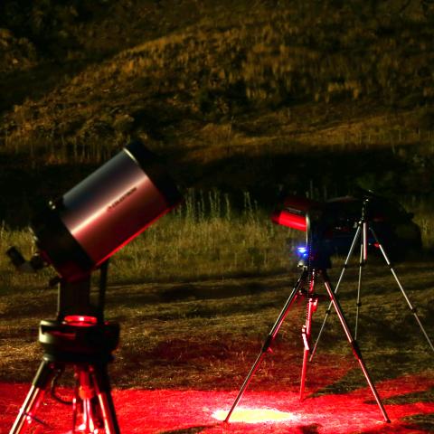 Observación del cielo nocturno con telescopios profesionales