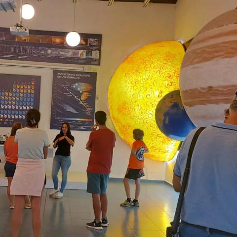 Sala de astronomía en el centro de turismo astronómico 